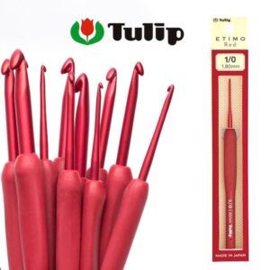 El Ganchillo Tulip Etimo Red Edition es una herramienta de lujo para los amantes del crochet. Esta edición especial de la prestigiosa marca japonesa Tulip ha sido diseñada para ofrecer la mejor experiencia de tejido