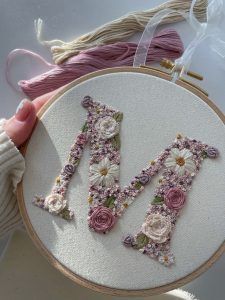 Bordar inicial o letra a mano. decorar con bordados