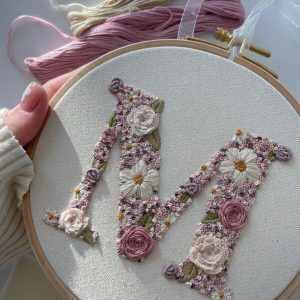 Bordar inicial o letra a mano. decorar con bordados