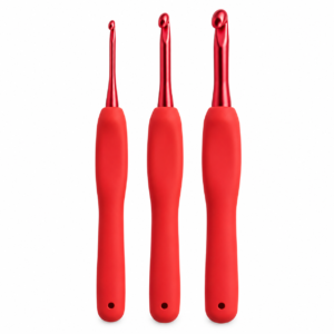 Tres ganchillos rojos ergonómicos sobre fondo blanco, imagen ilustrativa del pack