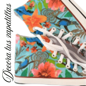 Manos decorando zapatillas de lona blancas con técnica de decoupage en un curso presencial en Madrid, rodeadas de materiales coloridos