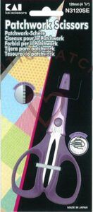 "Tijeras de patchwork Kai: precisión excepcional, hojas de acero inoxidable y diseño ergonómico para cortes cómodos y duraderos. Ideales para trabajos creativos."